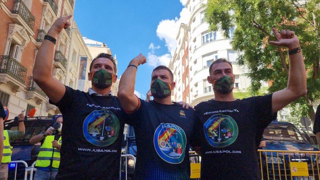JupolNacional's tweet photo. JUSAPOL, JUCIL y JUPOL  en busca de nuevas iniciativas para acabar con la desigualdad salarial de nuestros compañeros.

✔ Lucharemos con firmeza por la #EquiparacionYa, la #JubilacionDignaYa y la #ProfesionDeRiesgoYa

✔ Animamos a TODOS a levantarse y luchar.

Comunicado👇 https://t.co/LLCfjZkC89