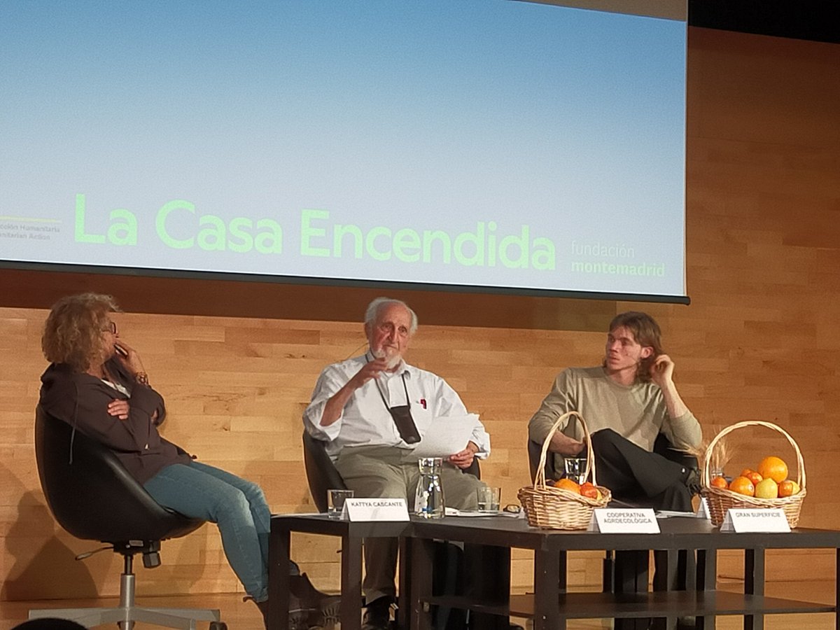 cgcachon's tweet photo. Nos han secuestrado el paladar. Necesitamos tomar conciencia de nuestra alimentación.
Tenemos más poder como consumidores que como votantes.
Perlas de @KCascante @DiegoGVega_ y Pepe Esquinas en el ciclo #TsunamiDelHambre
organizado por @InstitutoIECAH
en @LaCasaEncendida https://t.co/wX3SSaPt5e