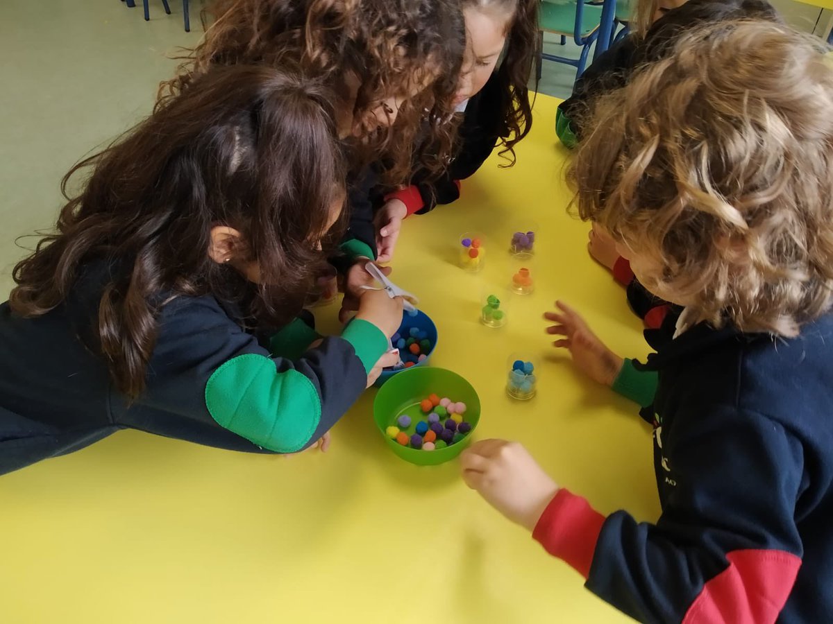 infantilarra's tweet photo. Trabajamos la motricidad fina jugando con pinzas, collares, pompones y pinchitos.
#2ºInfantil #modelog #motricidadfina #psicomotricidad #somosclaretlarraona https://t.co/EL8b8IbtL0