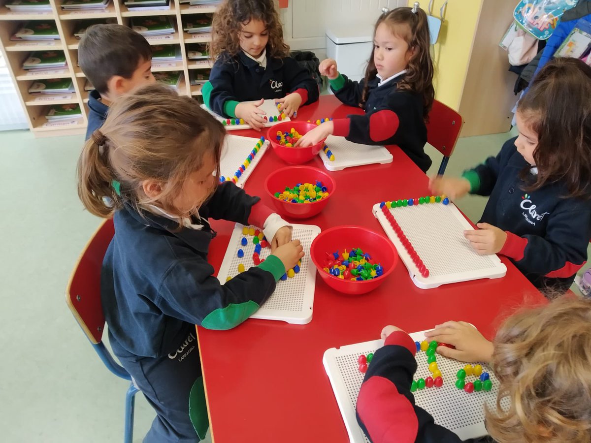 infantilarra's tweet photo. Trabajamos la motricidad fina jugando con pinzas, collares, pompones y pinchitos.
#2ºInfantil #modelog #motricidadfina #psicomotricidad #somosclaretlarraona https://t.co/EL8b8IbtL0