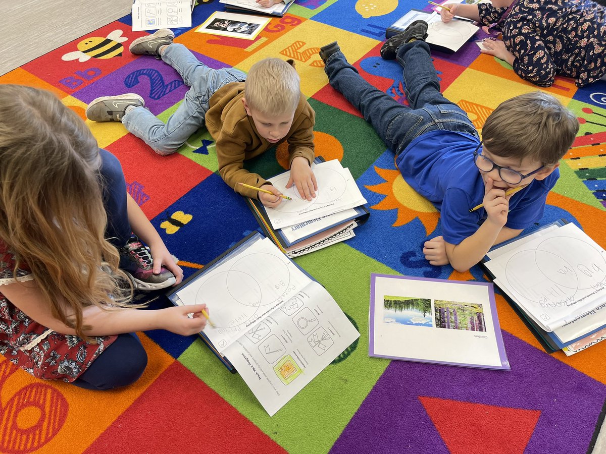 Students are filling in a Venn Diagram on how parents and offspring are the same and different. #AVIDatMESI #theMESway