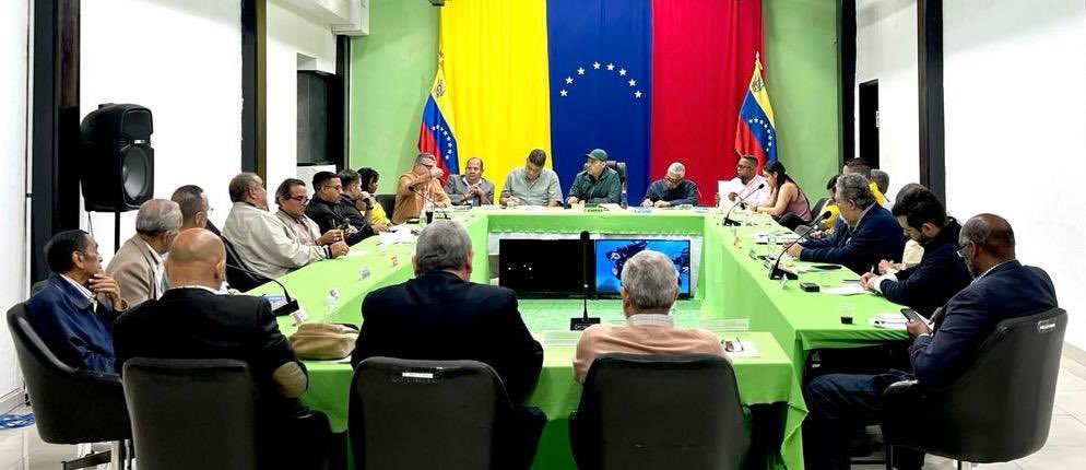 Encuentro de partidos políticos de oposición donde asistió por #AcciónDemocrática el Sub Secretario General Nacional <a href="/OrangelSalasB/">Orangel Salas Borges</a>, el Presidente del partido <a href="/rubenlimas/">Ruben Limas</a>, el Secretario Nacional de Organización <a href="/ADNixonM/">Nixon Maniglia</a>. AD apuesta a la unidad sincera por Venezuela. 🏳️🇻🇪