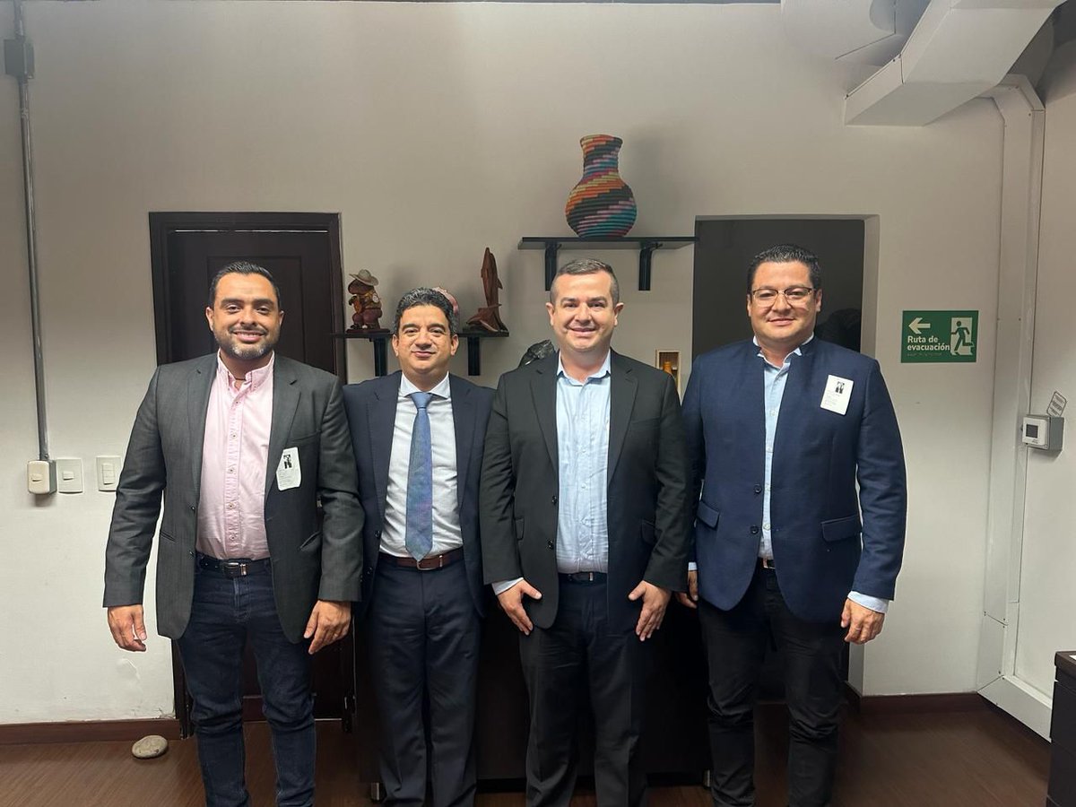 marioguti2023's tweet photo. En @Minvivienda seguimos la gestión del Plan Maestro de Acueducto y Alcantarillado.
Nos reunimos con el Viceministro de Aguas, Dr. Aníbal Pérez para avanzar en este proyecto y resolver el tema del agua potable para La Tablaza, Las Inmaculadas y Ancón. 

Vamos #PorElCaminoCorrecto https://t.co/rQ0ADSA2dy