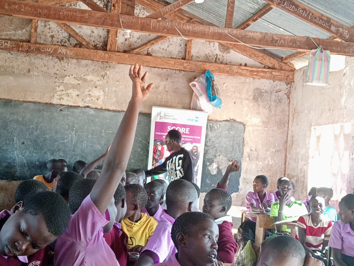 Life skills are key among adolescent girls and boys in dealing with their #srh challenges.I'm thrilled to engage young people in Kodich pri school on #SRHR education they promise to say no to #teenagepregnancies #childmarriages #fgm
@Hewlett_Found @DSWKenya @Sikompeace1