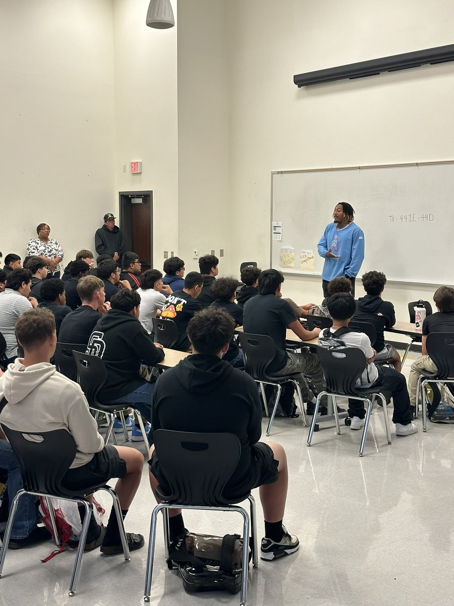 Thank you <a href="/trevisgipson/">Trev🎚</a> from the <a href="/Titans/">Tennessee Titans</a> for coming  by and speaking to our athletes today‼️ You are greatly appreciated‼️ 🙏🙏🙏