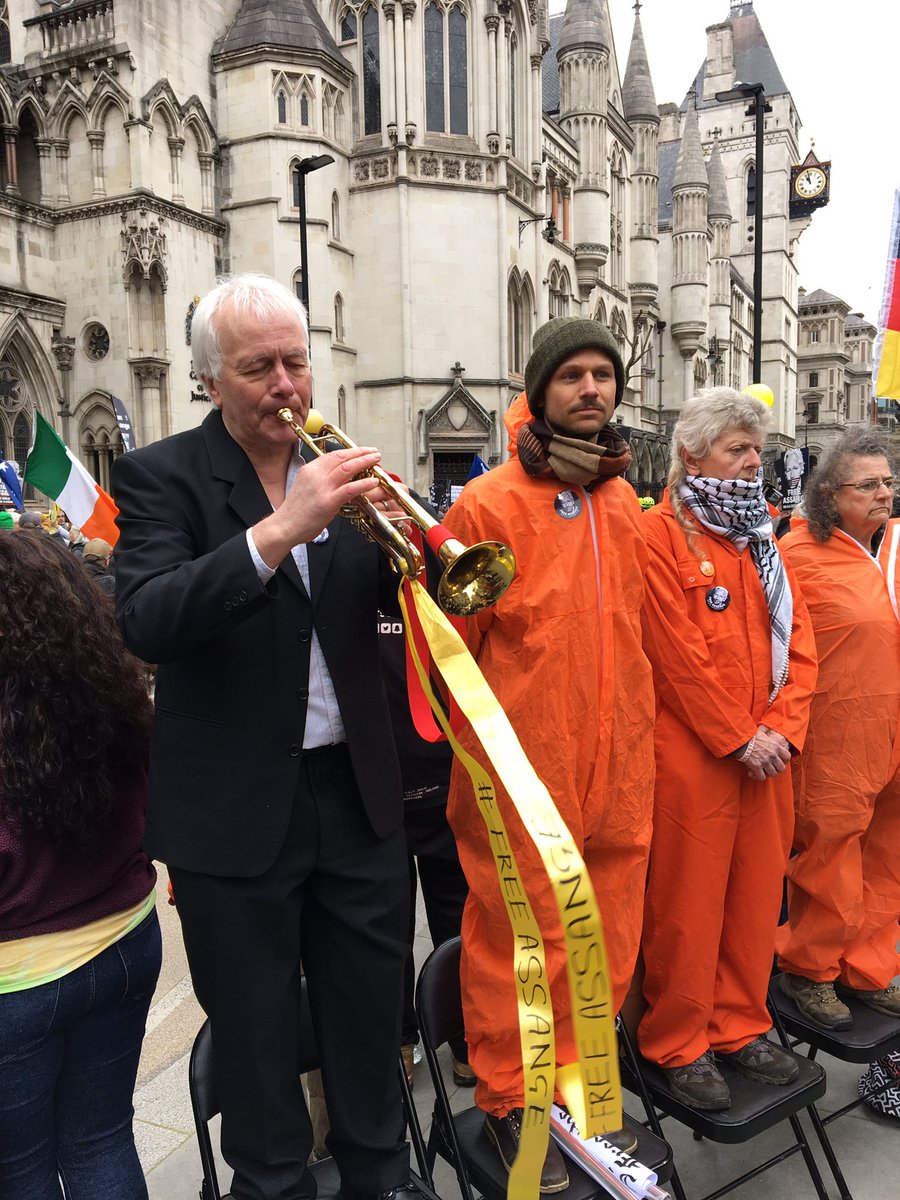 MattOBranain's tweet photo. #Stand4Truth Photo Action for #Assange - Royal Courts of Justice 🎺@BvGroat https://t.co/K1akegrhMd