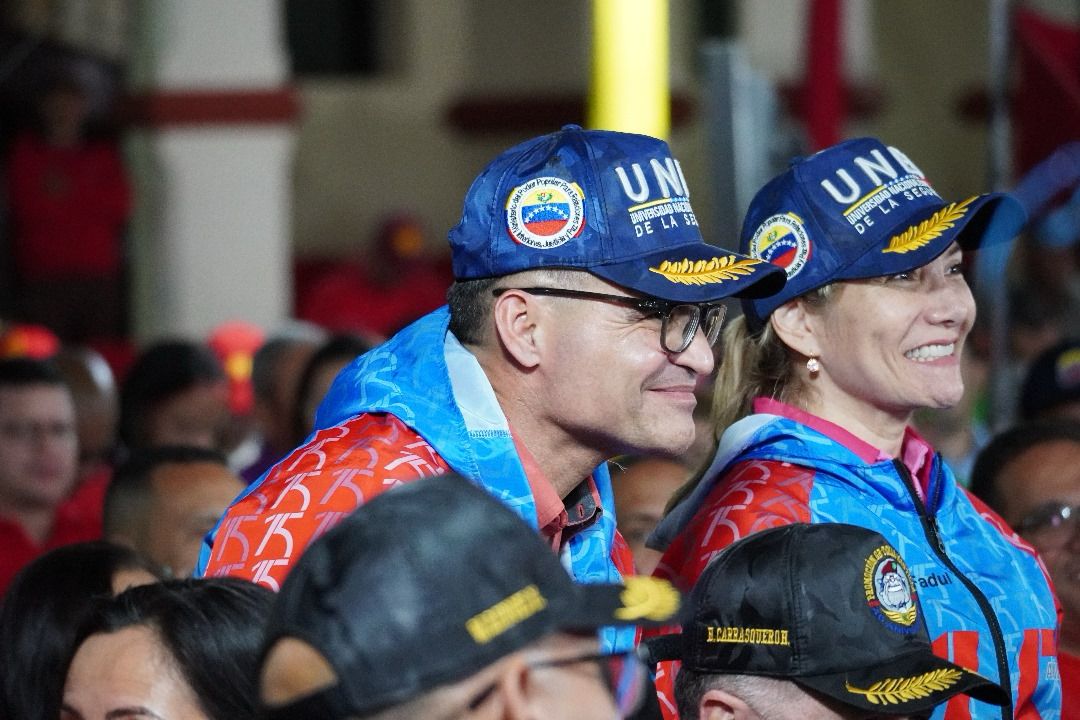 Desde la <a href="/unesuniversidad/">Universidad Nacional Experimental de la Seguridad</a>, felicitamos y celebramos los primeros 10 años del programa <a href="/ConElMazoDando/">Con el Mazo Dando</a>, conducido por nuestro Cap. <a href="/dcabellor/">Diosdado Cabello R</a>.