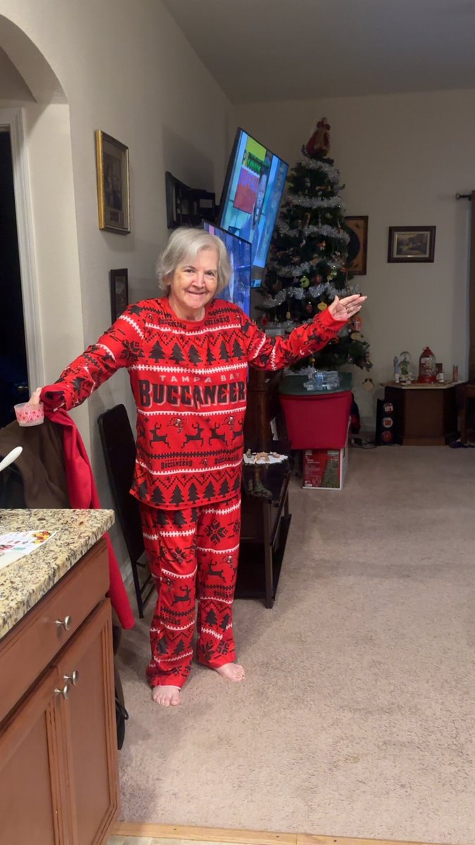 TammyNP3's tweet image. Grr my mom picked #applebee for her bday our waitress so awful she stand chat with other barmaid while we wait,then her bday ice cream come she just put there and say HB I was like huh I just saw ya all walk other group bday all sing HB and u can’t do to my mom?! She’s 76 today