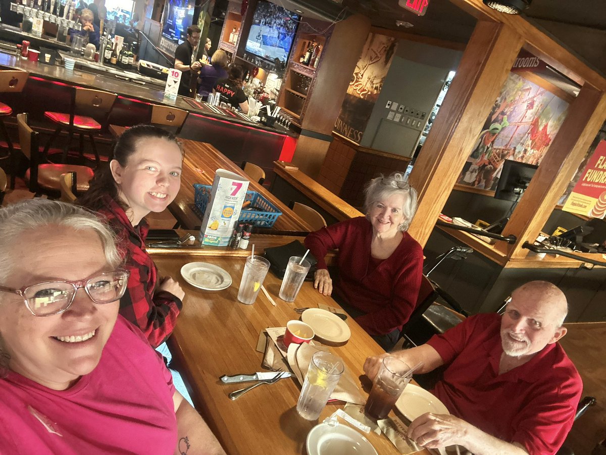 TammyNP3's tweet image. Grr my mom picked #applebee for her bday our waitress so awful she stand chat with other barmaid while we wait,then her bday ice cream come she just put there and say HB I was like huh I just saw ya all walk other group bday all sing HB and u can’t do to my mom?! She’s 76 today