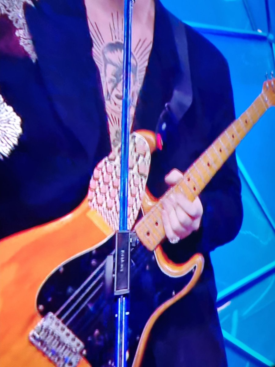 Simoubuntu's tweet photo. Ha messo le facce sulla chitarra sto malissimo #Sanremo2024 https://t.co/wFrxXxcnkM