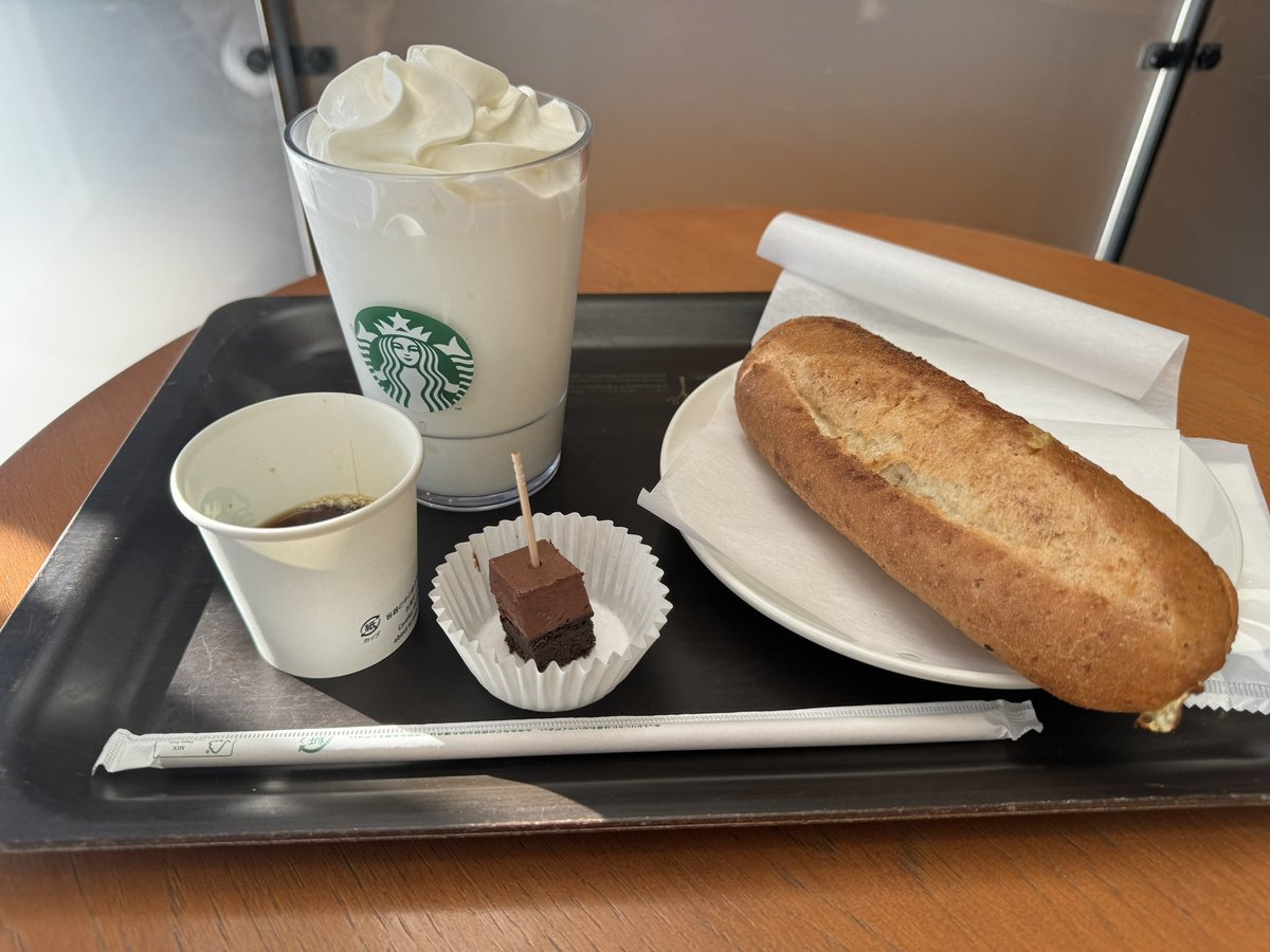 ritaoo8's tweet photo. 出張中なんだが

ホテル取れてなかった
　　　　↓
ネカフェで寝た
　　　　↓
銭湯行った
　　　　↓
スタバで朝食

落差激しすぎて仕事したくない https://t.co/l1r2nffovW