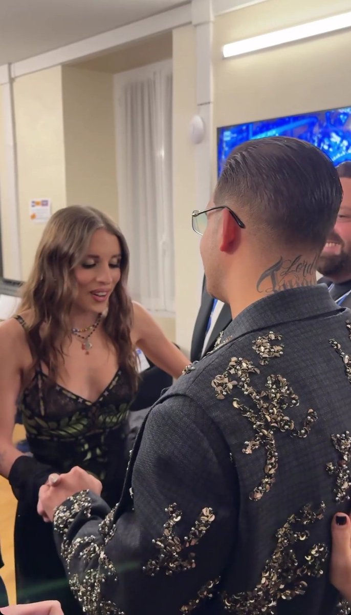 simplecontorta's tweet photo. Mentre voi vi state scannando loro si stanno augurando la vittoria.
 #Sanremo2024 #Angelina #Geolier https://t.co/S1zzEZdd3H