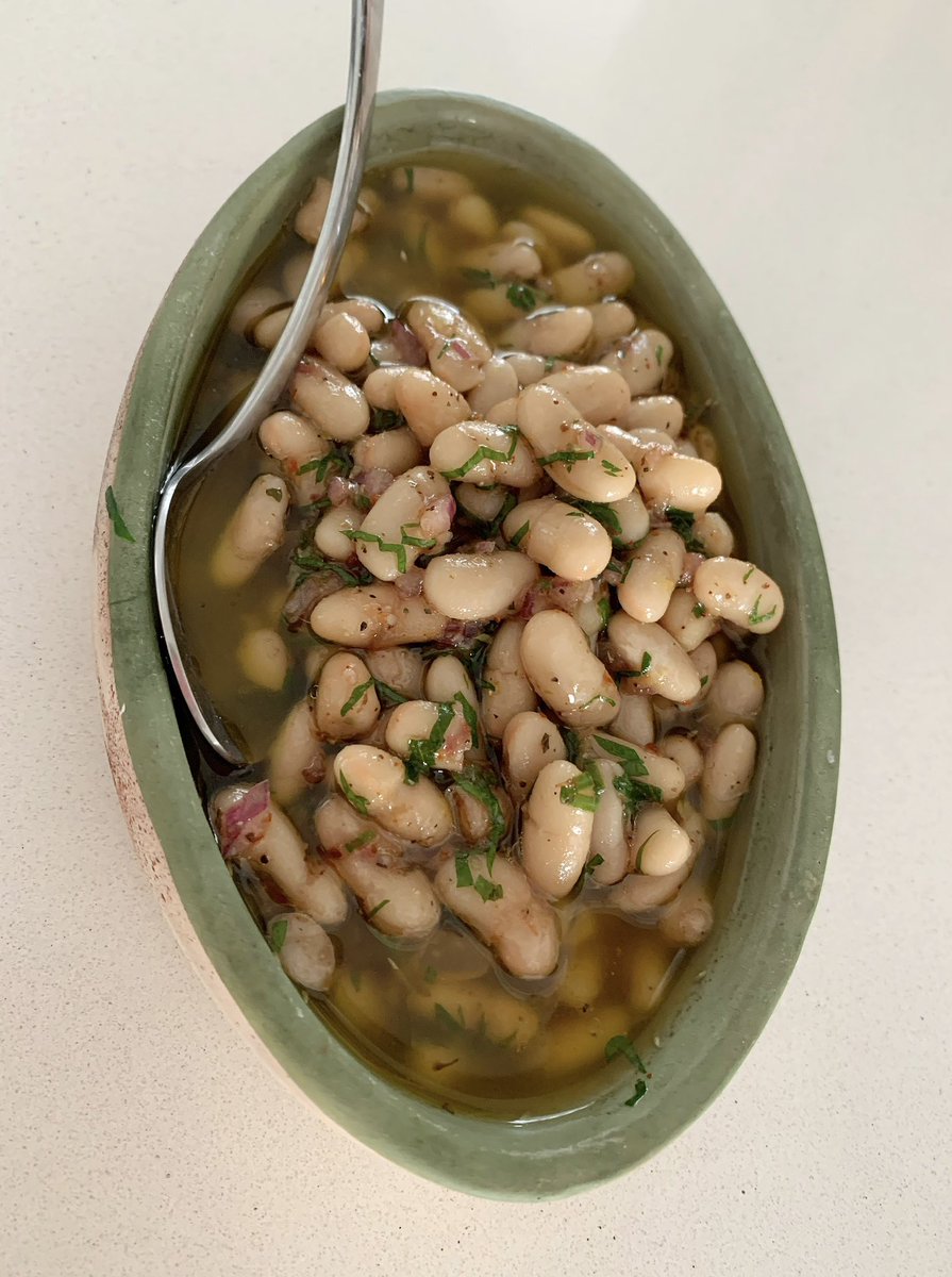 PedroLambertini's tweet photo. Es muy de restaurant de ruta con cortinas de plástico en la puerta y mesas con mantel de hule, atendido por cocinera gringa y oronda en estricto delantal manchado con lamparones de grasa, servir porotos al escabeche en compoteras de acero inoxidable. No perdamos de vista a las legumbres ahora que los días cálidos llegaron para quedarse. Me encantan en ensaladas, en combinación de tres o cuatro ingredientes. Si no tienen ganas de comprarlas secas, hidratarlas y cocinarlas, las latas son una excelente opción para este tipo de recetas.

Porotos al escabeche

1/2 diente de ajo
1/4 cebolla morada
2 cdas de cebolla de verdeo (parte verde)
2 cdas de perejil fresco
Todo picado finísimo.

Agregar:
2 tazas de porotos pallares cocidos
1 cdita de ají molido
Ralladura de 1/2 limón
1/2 cdita de orégano seco
1/2 cdita de azúcar
Sal y pimienta, a gusto
Jugo de medio limón
1/4 taza de vinagre de vino tinto 
1 taza de aceite de oliva virgen extra

#Lambertips

Conviene dejarlo reposar al menos un día para que tome gusto. Esta receta no está pensada para conservar. Dura 4 días en la heladera. Me encanta para picadas, comer con pan antes de las comidas, o acompañar carnes asadas.

Sé que duele una taza de aceite de oliva virgen extra. Si quieren bajar el costo sugiero usar media (o un cuarto de) taza de excelente AOVE y completar con buen girasol o maíz. Siempre es mejor usar eso que un mal aceite mezcla o, peor aún, un pésimo oliva.

#lambertips

Para que dure más tiempo omitir el jugo de limón.