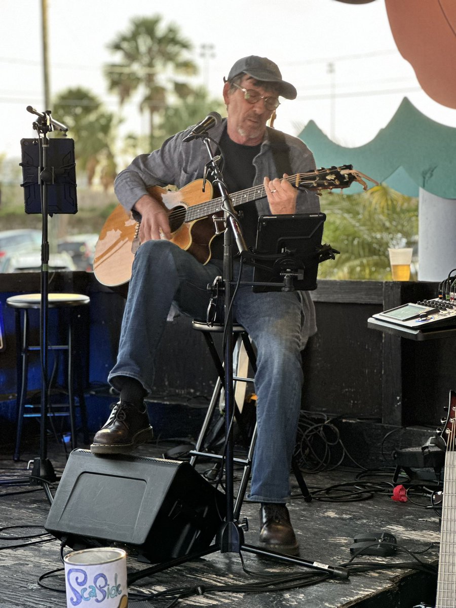 RichAllenMusic1's tweet photo. A little live music is good for the soul #songwriter #ramusic #thursdaychild https://t.co/LfN5PBeAw5