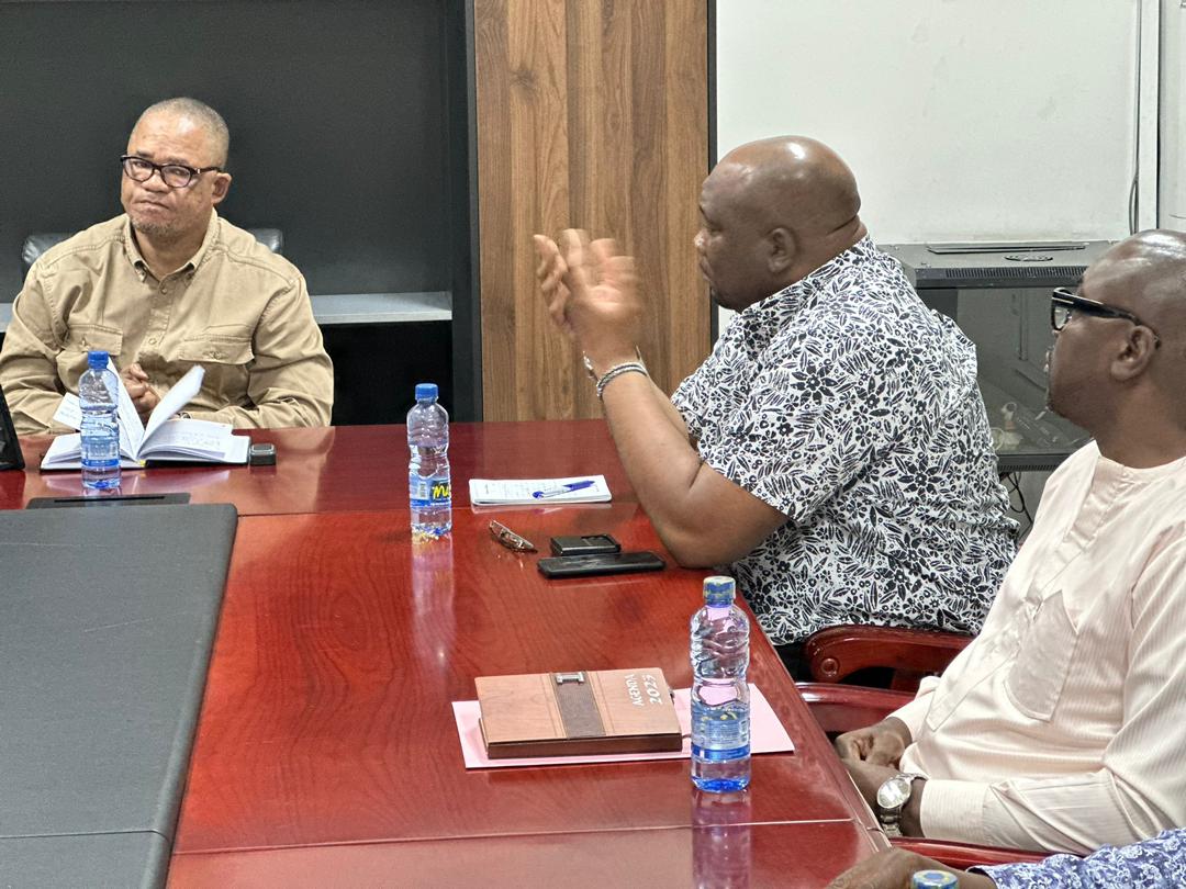 LePuissantCom's tweet photo. Réunion urgente de sécurité autour du VPM intérieur @kazadi_peter à la suite des attaques contre les installations et véhicules de certaines chancelleries et de la @MONUSCO à #Kinshasa. En attendant le compte-rendu, le Gouvernement condamne énergiquement ces actes de violence. https://t.co/Jt99noJRBz