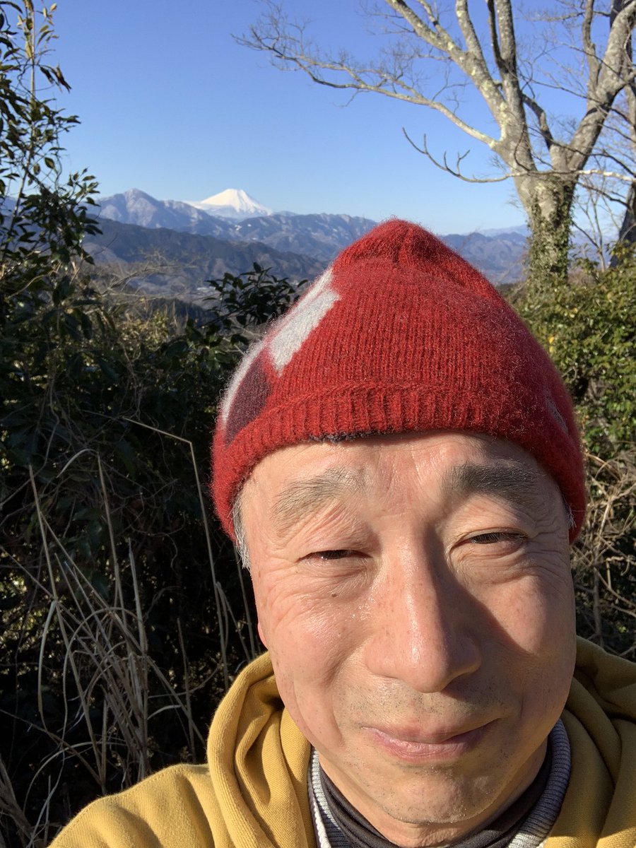 NaoyaAkai's tweet photo. 3連休真ん中の日曜日の朝、今日も昼は気温が上がってくるとのことですが、6時半前の荻窪駅は寒くて吐く息も真っ白💨　高尾山も寒くてところどころ雪残ってたけど爽やかで、富士山もとっても綺麗でした🌋

#高尾山
#富士山 https://t.co/dnfzTJO5ms