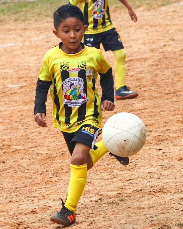 Cantera_DTFC's tweet photo. #AcademiaDTFC | #S9B | 😎 Con gallardía y pasión disputamos la J1 del Torneo Estadal 🆚 Jairo Sport (1-1) en la Cancha San Miguel ⚽️
#VamosTáchira💛🖤
#LigaFUTVEJuegaEnLinea🇻🇪 https://t.co/MjLTh8SBjh