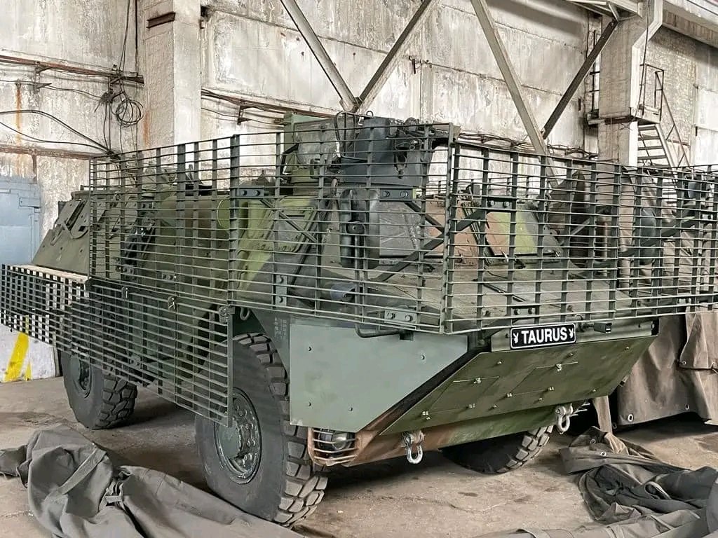 #Ukraine: I managed to find more photos of the same 🇫🇷 #French supplied VAB APC with slat armor in service with the 🇺🇦 #Ukrainian army that I posted a few weeks ago.

#UkraineRussiaWar️ #UkraineWar #Kyiv #USA #UkrainianArmy #France 
#Kiev

👇👇👇👇