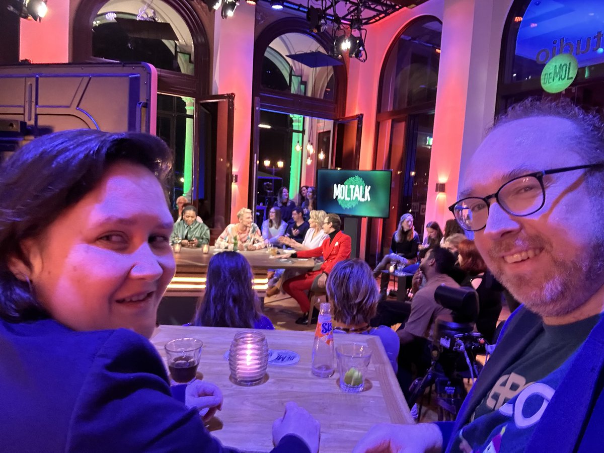 Straks #widm #moltalk vanuit VondelCS Amsterdam Live… We zijn erbij 😅 nu eerst #wieisdemol kijken!