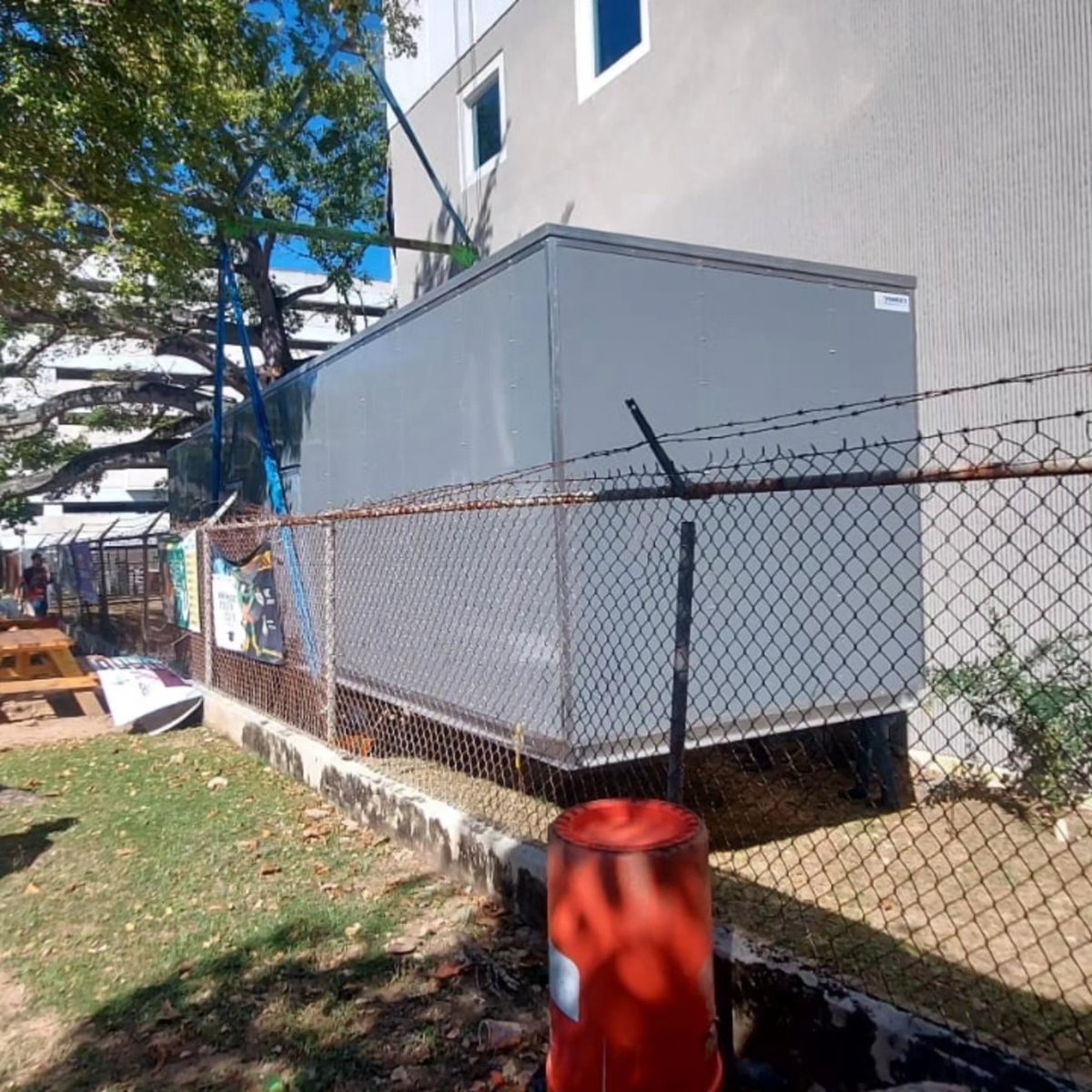 Nos complace informar, que el Centro de Bellas Artes, ahora cuenta con su propio generador eléctrico de 2000 KW. Este generador puede abastecer de energía a todas las instalaciones del CBA, incluyendo sus 4 salas, garantizando así la continuidad de los eventos sin interrupciones.