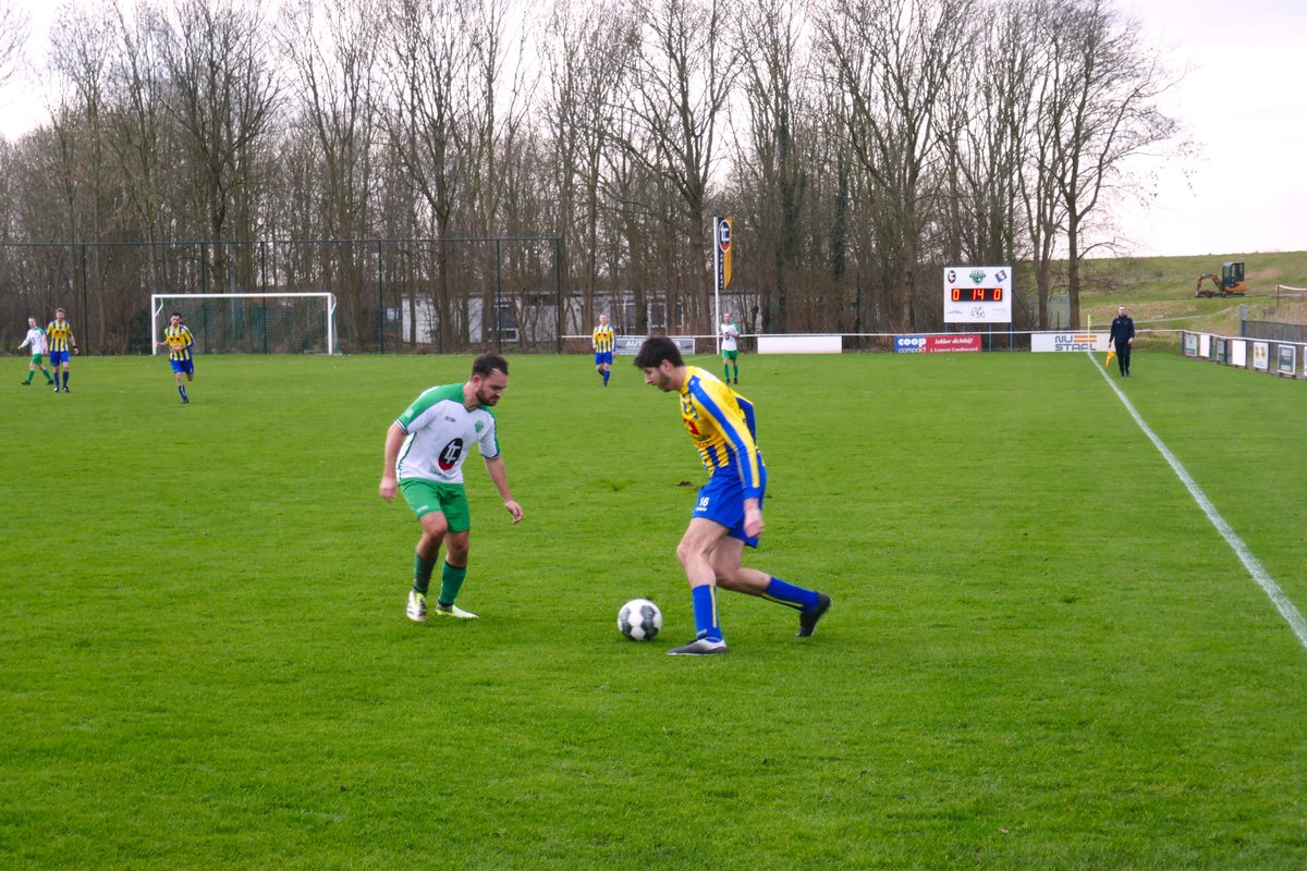 De_Dwarslat's tweet photo. β½οΈ Fortuna Be Quick - MSV & AV Flakkee
ποΈ Sportpark De Koorenaar
π Goudswaard
π
10-2-2024
ποΈ 3-0
Stemming zat er goed in, veel muziek langs de lijn.
Fortuna Be Quick is de fusieclub van Goudswaardse Boys en sv Piershil.
#groundhopping #goudswaard https://t.co/g65Mk475RU