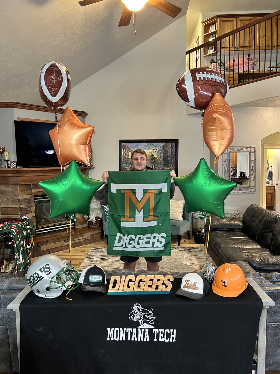 StarkelTy's tweet photo. Awesome job ⁦@DillonStarkel⁩ and all the MAVS on signing Day!  #RollDiggs https://t.co/Er36LGIf6A