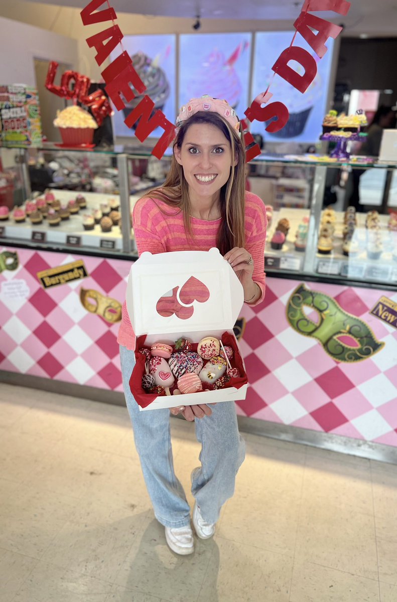 Last Call for our 𝓛𝓸𝓿𝓮 𝓣𝓻𝓮𝓪𝓽 𝓑𝓸𝔁💕 

In store pick up and local #CLT delivery! Includes 13 scrumptious treats and it’s the SWEETEST for Valentine’s Day!! 

Pre-Order Now: sascupcakes.com/valentine-s-day