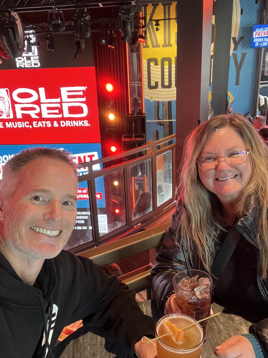 lamonney's tweet photo. First @blakeshelton then @kellyclarkson tonight. #vegasbaby #ilovecountry https://t.co/zYvsRnYIYL