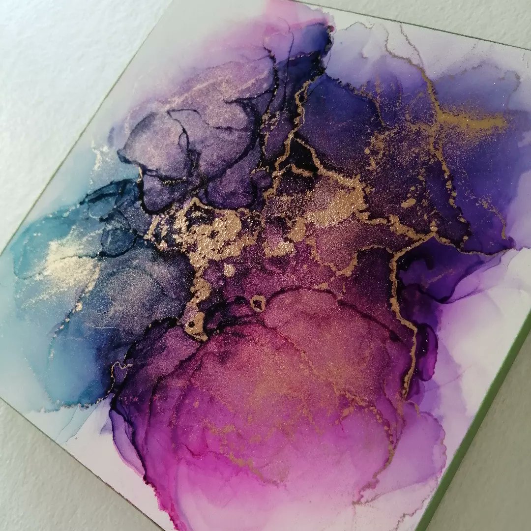 dawnroseart's tweet photo. So I'm hoping to experiment more with my alcohol inks this year and develop my style with them. This little guy is the beginning of that process 😁

It's nothing much just a little ink play.

#artist #inks #process #creatives https://t.co/KP0oUJLLXO
