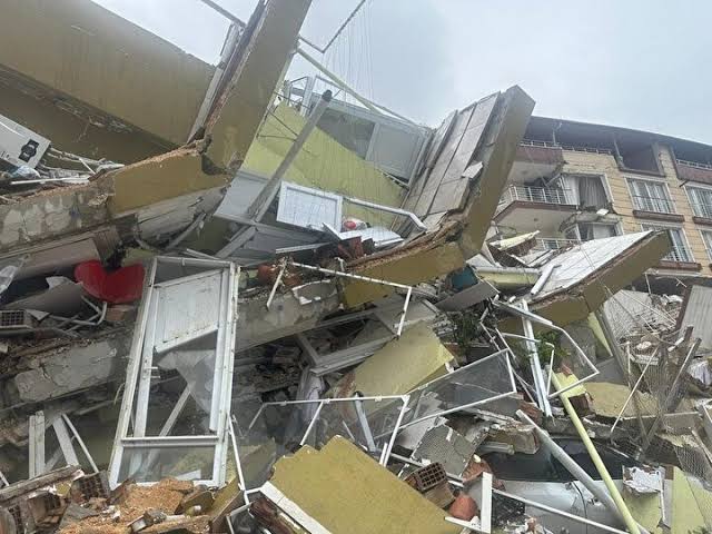 Hatay’da 6 şubat depremlerinde 80 kişinin hayatını kaybettiği 3 yıllık Ilgım Apartmanı’nda, KTÜ'nün hazırladığı bilirkişi raporuna göre bina "KUSURSUZ" bulundu! (Bina yan yatarak yıkıldı)

Sorumlular ve müteahhitler TAHLİYE EDİLDİ!

#IlgımApartmanıİçinAdalet