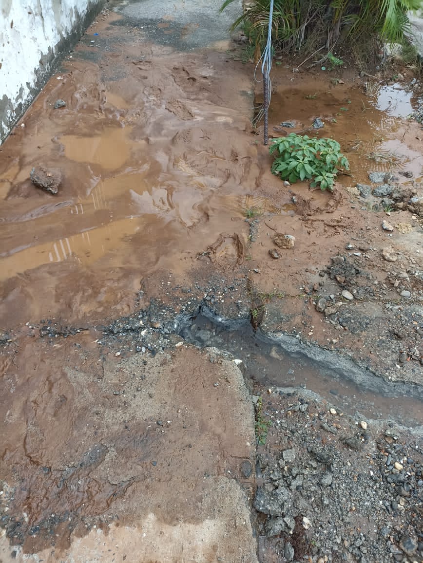 MiguelAssing's tweet photo. Vecinos de los bloques de bararida 2 se les rompió una tubería de aguas blancas y pedimos al gobernador @adolfopereiragobernador el alcalde @luisjonasalcalde a @hidrolaraoficial @hidrolara que se apersonen para solucionar este problema https://t.co/JZCNiWv5Cq