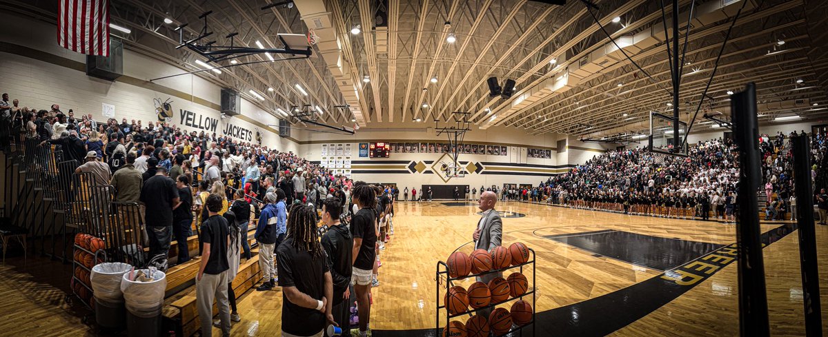 Greermbb_'s tweet photo. Greer you showed up had our back didn’t get the region but the hungry dog run faster… #thehive #wearegreer #schsl https://t.co/kAcI7sFRC3
