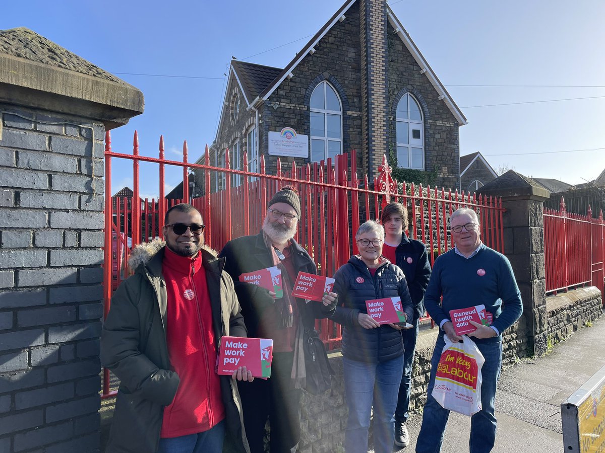 Heading to Cwmbwrla Ward today 🏴󠁧󠁢󠁷󠁬󠁳󠁿🌹 A UK Labour government will strengthen our rights at work and make sure a fair day’s work = a fair day’s pay! Labour will: ✅ Ban zero-hours contracts ✅ End fire and rehire ✅ A genuine living wage for all adult workers #LabourDoorstep