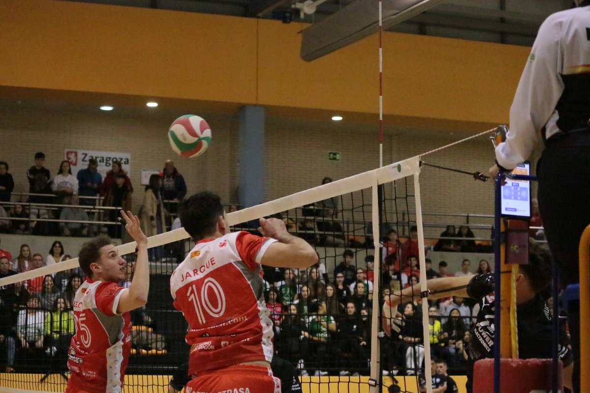 🟢 ¡El primer set se queda en casa! El <a href="/ClubVoleibolZgz/">Club Voleibol Zaragoza</a> se lleva el primer set (2⃣5⃣-2️⃣2️⃣) del partido. Estamos retransmitiendo el segundo set en directo en el canal de YouTube del Club Voleibol Zaragoza.