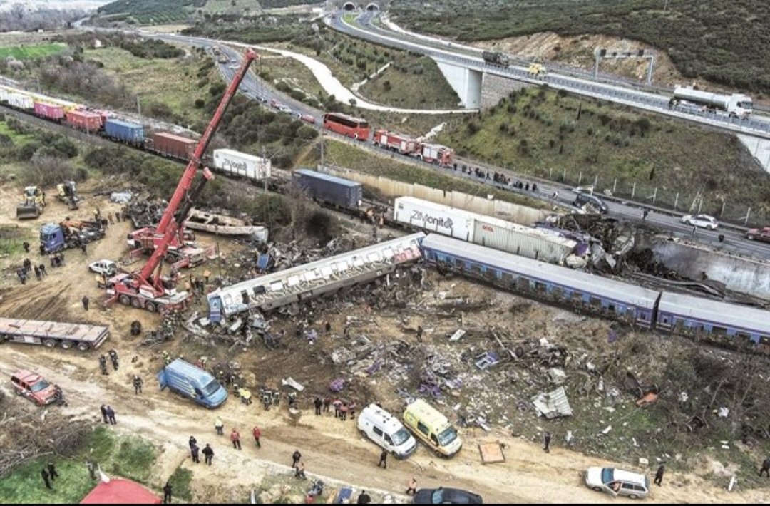 Georgia00831973's tweet photo. Πολύ καιρό πριν έγραφα ότι η greekmafia συνδέεται  κατά ένα μαγικό τρόπο με το Μαξίμου. Και ξαφνικά έχουμε τα εξής δεδομένα: το τρένο-φάντασμα που αφαίρεσε τις ζωές των παιδιών στα Τέμπη, 57 ανθρώπων και άραγε πόσων ακόμα,  μετέφερε ξυλόλιο, τολουόλιο κλπ χημικά που χρησιμοποιούνται στη νόθευση καυσίμων.  Και αρχίζουν οι διαπιστώσεις.  Μπάζωμα ο #Αγοραστός με εντολή @kmitsotakis , τρεις μέρες μετά, ενώ προσπερνούν τις αρχές που είναι αρμόδιες για την διερεύνηση. Φυσικά δεν απομακρύνεται ο @karamanlis_k (πως άλλωστε; τα γνωρίζει όλα) . Από τότε, ποινικοί που συνδέονται με λαθρεμπόριο καυσίμων βγαίνουν απ την μέση με συνοπτικές διαδικασίες. Και κάτι ακόμα.  Συγγενικό πρόσωπο του ΠΘ αποκτά διυλιστήριο, αλλά ποιός ασχολείται;;; είναι πολλά τα λεφτά .. λοιπόν....@kmitsotakis είμαστε πολλοί που σε θεωρούμε συνεργό. Έχεις απαντήσεις;;;;; #τεμπη_εγκλημα