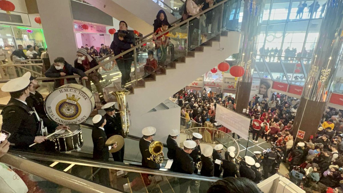 HMCS_NCSM_YORK's tweet photo. From our ship’s company to yours:
Happy Lunar New Year! 🐲🐉🏮🧧

#HMCSYork #WeTheNavy https://t.co/O83oVUL9N6
