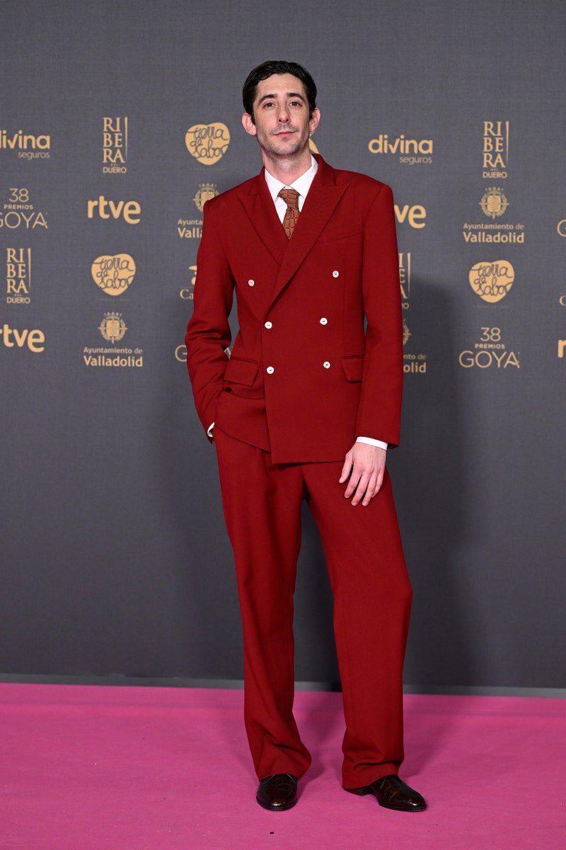 CyLenUSA's tweet image. Precioso traje de hombre rojo de la marca de ropa de @c_tangana #LateCheckout  lleva Enric Auquer #Goya2024