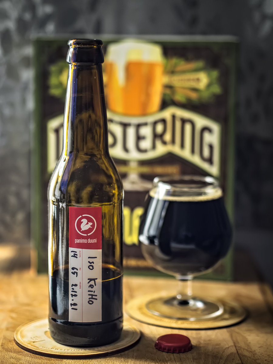 Jyväskyläläinen kotipanotandem Panimo Duuni pisti sadannen keittonsa kunniaksi tiukempaa tavaraa pönttöön. Noin 14% imperial stoutin mausteina on Honduras Espressoa, vaniljatankoa, kaakaonibsejä ja sherry oloroso tammilastuja.
Jytisee ja jytkyy! 🍻

➡️reittausblogi.info/2024/02/kotiol…