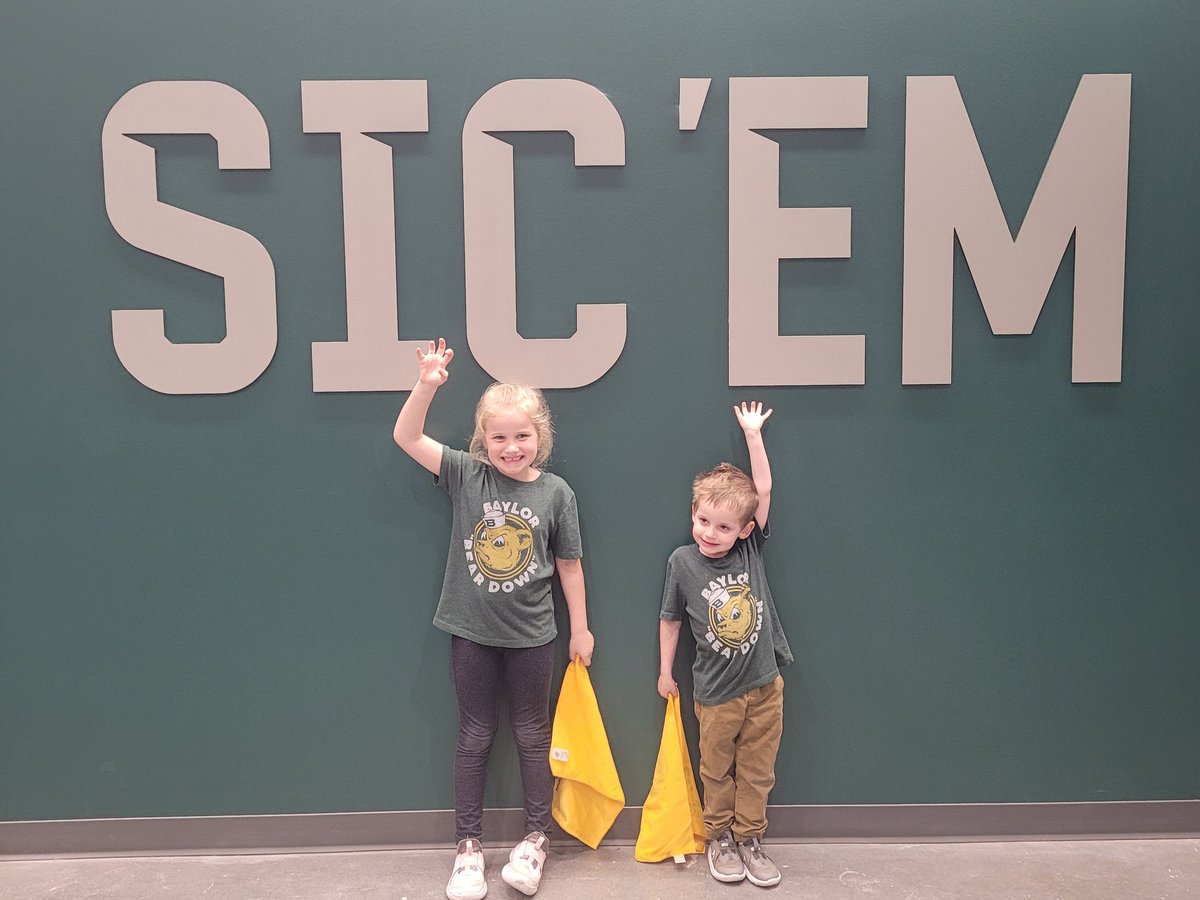 cglazener1's tweet photo. First Game at the Foster! #SicEm https://t.co/gfDufsrGFi