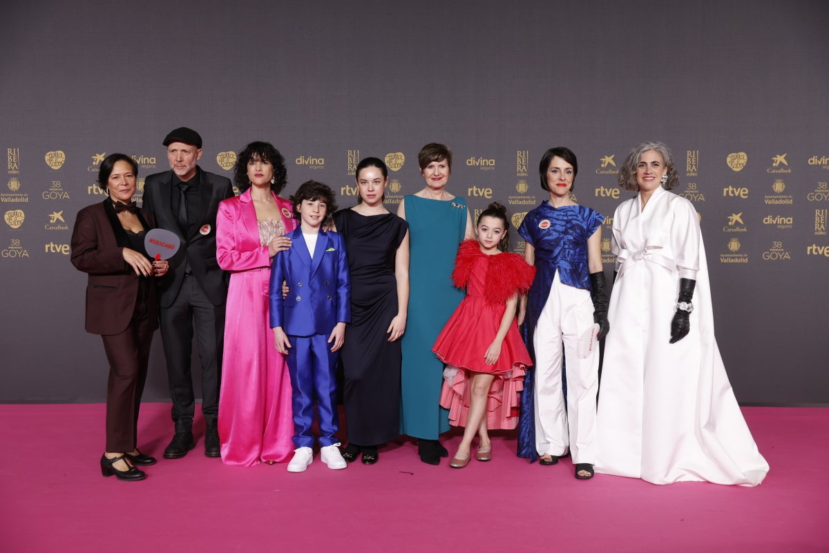 PremiosGoya's tweet photo. '20.000 especies de abejas' es la ópera prima con más nominaciones de los Goya con 15 en total. El equipo de la película se reúne para posar en la alfombra de los #Goya2024 https://t.co/Lk3KJcHA7g