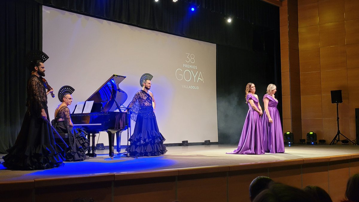 FTrianguloCyL's tweet photo. Para calentar el ambiente @ValquiriaTeatro @CaracolTrio @Lady_Veneno en el escenario antes de ver la gala de los @PremiosGoya https://t.co/0Kx9HvlAhq