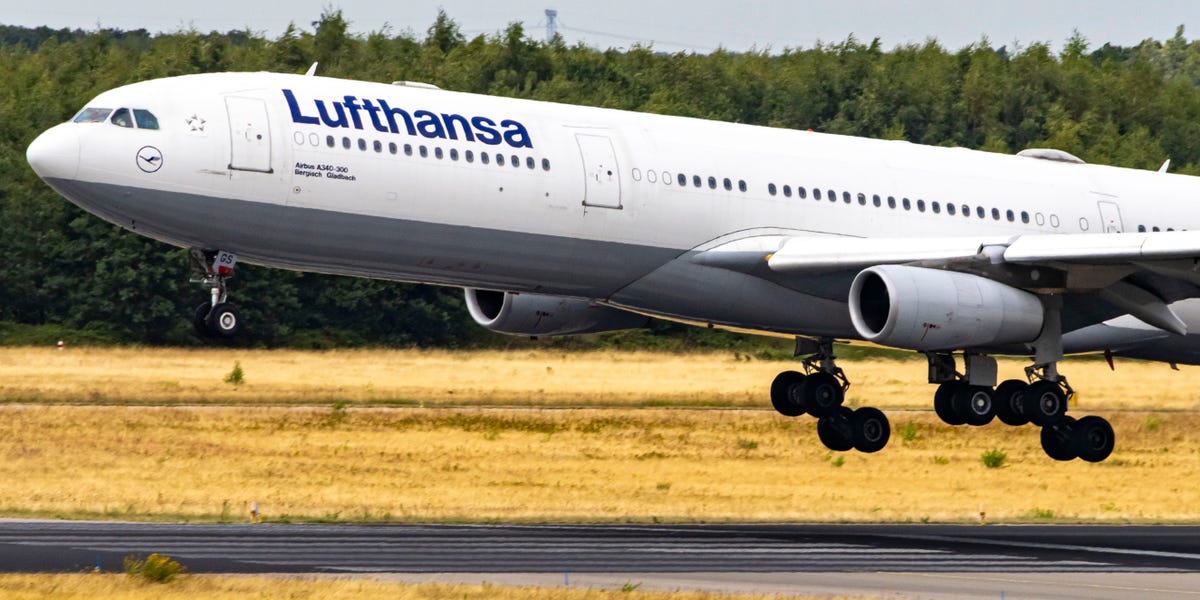 Man dies mid-flight after breaking out in 'cold sweats' and losing 'liters of blood,' scaring his fellow passengers dlvr.it/T2ZbNx