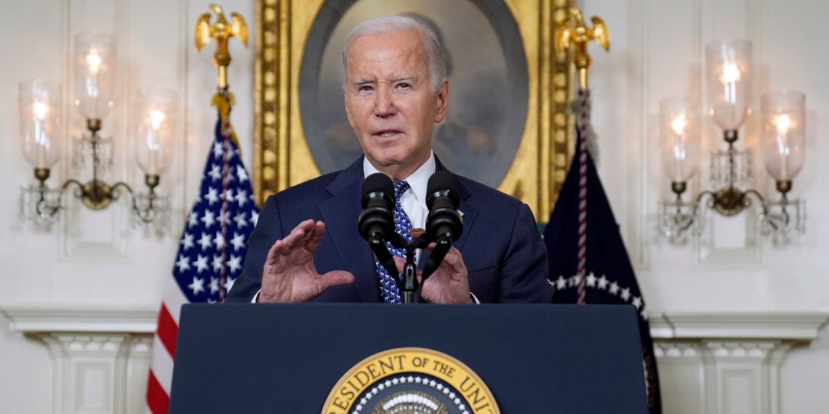 An ex-Hillary Clinton advisor says Biden should 'flood the zone' with appearances to counter focus on public gaffes dlvr.it/T2ZbNy