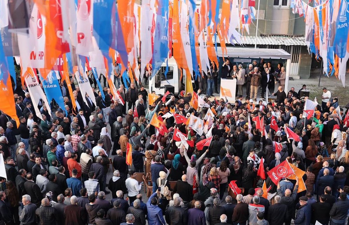 yunuskorkmazz01's tweet photo. CEYHAN SEÇİMİNİ YAPTI..!

Belediye Başkan Adayımız Erol Kahraman’ı karsılayarak Ceyhan sokaklarına sığmayan konvoyumuzla,  seçim ofisimiz önünde dolup taşan hemşehrilerimizle kucaklaştık. Ceyhan Kahramanı’nı buldu haydi Ceyhan’ım ÇOĞU GİTTİ AZI KALDI. 🇹🇷 @erolkahraman001 @AvSuleymanYesil
