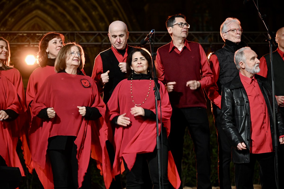 Cultupopularbcn's tweet photo. 🗣️ La Federació Catalana d'Entitats Corals celebra el seu concert de #SantaEulàlia a l'avinguda de la Catedral.

🎶 Per tercer any, la federació participa a la #FestaMajor d'hivern de #Barcelona, en aquesta ocasió amb la Bella Quirze Band i el cor New Gospel! 🎙️ https://t.co/7drQEjoWYM