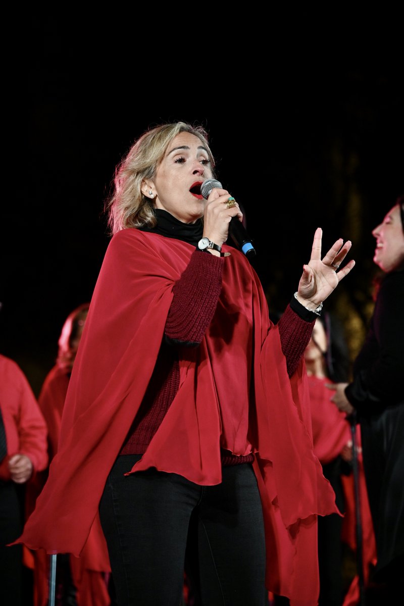 Cultupopularbcn's tweet photo. 🗣️ La Federació Catalana d'Entitats Corals celebra el seu concert de #SantaEulàlia a l'avinguda de la Catedral.

🎶 Per tercer any, la federació participa a la #FestaMajor d'hivern de #Barcelona, en aquesta ocasió amb la Bella Quirze Band i el cor New Gospel! 🎙️ https://t.co/7drQEjoWYM
