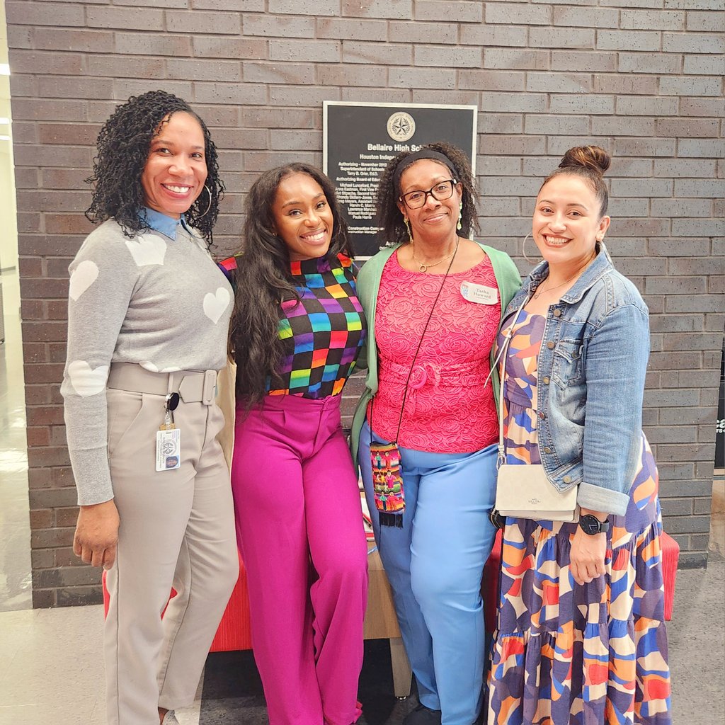 Bumped into some of the most AMAZING @TeamHISD @HISD_CPD Literacy Leaders!!!! 🥳🥳🥳