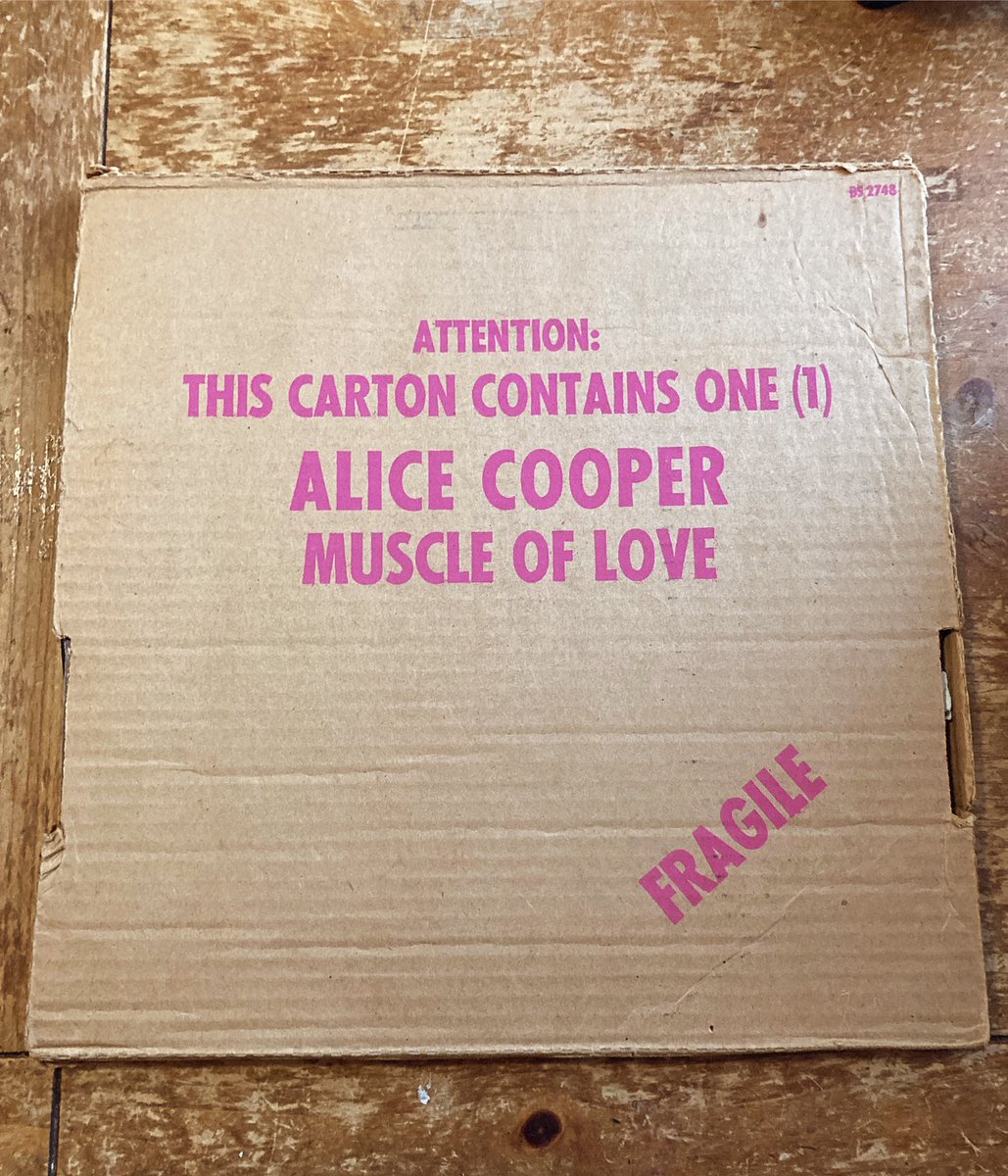 beatlekiss's tweet photo. February Vinyl Challenge Day 9. “Bland”. Sure
the cover is sorta bland (though I dig the Bubble Gum Pink Letting) the music inside though is not!! Now Spinning Alice Cooper - “Muscle Of Love”. #alicecooper #workingupsweat #firstspinoftheday #edgarandrolandsfebvinylchallenge https://t.co/cxeziRWyyY