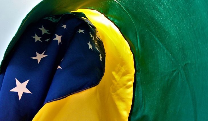 Por este meu Brasil eu dou a minha vida e esta bandeira tem muito valor ninguém vai mancha de vermelho principalmente esta esquerda maldita