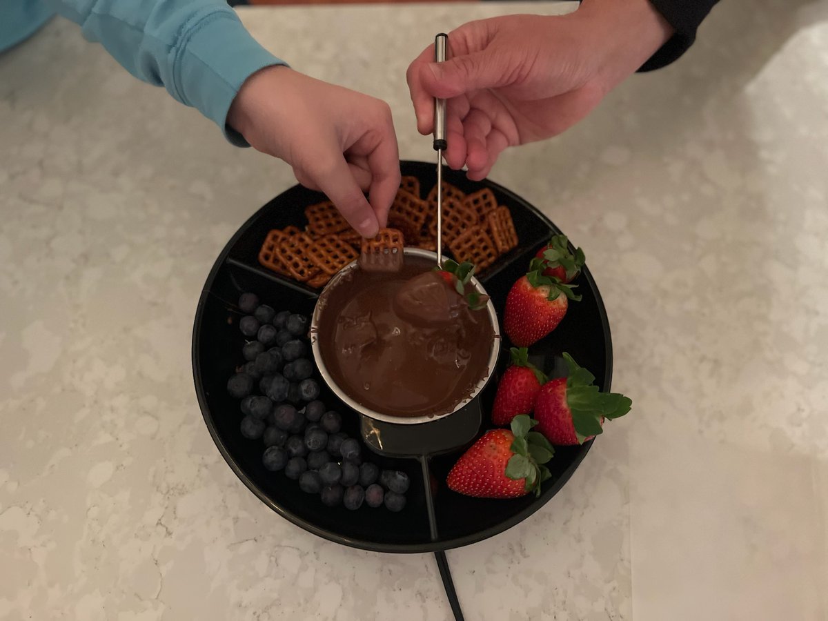YourCommissary's tweet image. When in doubt add chocolate. Your commissary has all the dipping ingredients you need.

#sweetsformysweet #dip #foudue